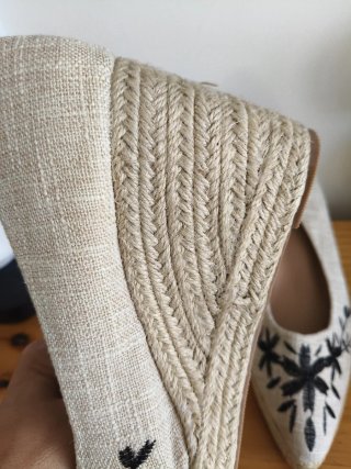 Zapatos de cuña beige con bordado negro