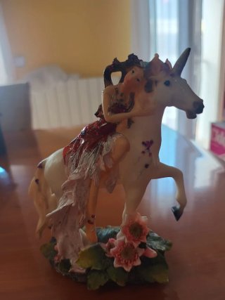 FIGURA DECORACIÓN ADA SUBIDA EN UNICORNIO