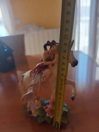 FIGURA DECORACIÓN ADA SUBIDA EN UNICORNIO