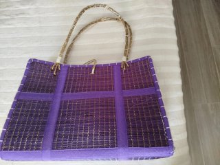 Bolso cesta morado mimbre y caña