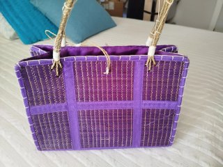 Bolso cesta morado mimbre y caña