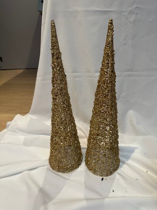 Pareja conos árbol de Navidad decorativos dorados