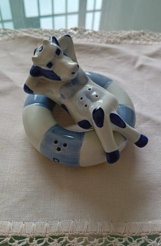 Set sale e pepe mucca sul salvagente