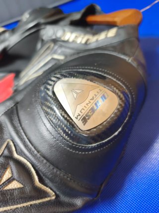 Mono de moto Dainese cuero rojo y negro