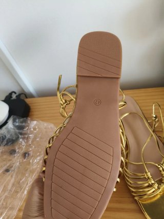 Sandalias doradas atadas talla 42