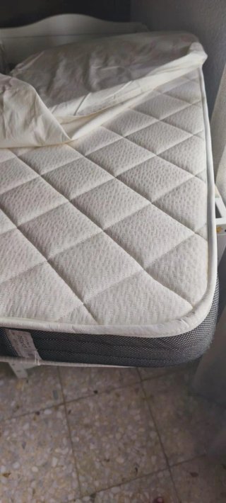 Cuna blanca con accesorios
