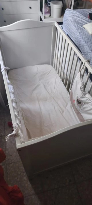 Cuna blanca con accesorios