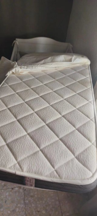 Cuna blanca con accesorios