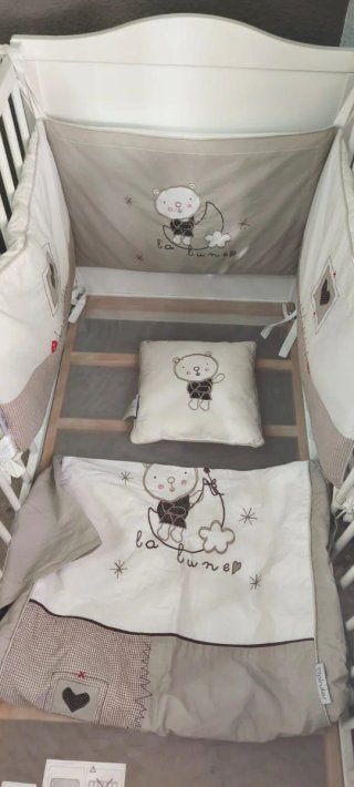 Cuna blanca con accesorios