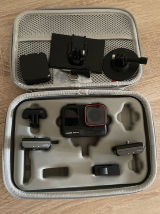 Insta360 Ace Pro Cámara Negra y Roja