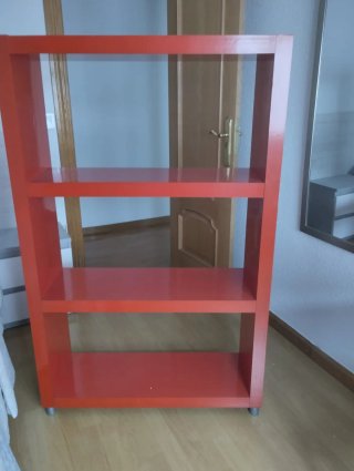 Estantería roja de madera