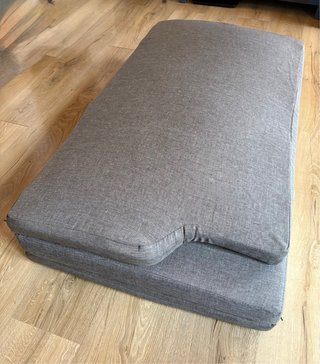 Colchón plegable de tela gris