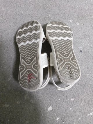 Sandalias Geox plateadas y blancas