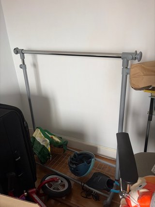 Colgador de ropa metálico y plástico