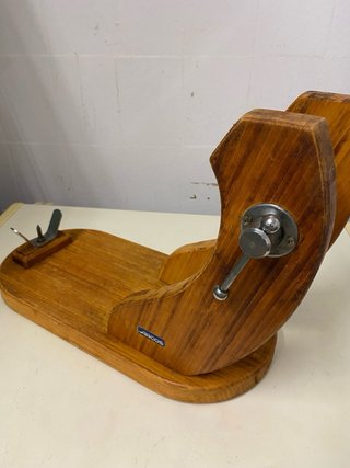Jamonero de madera y metal