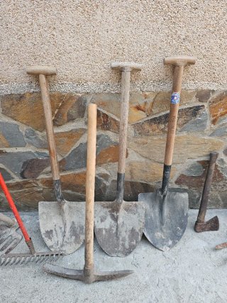 Palas de obra, picos, mazas macheta...