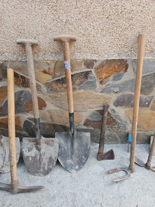 Palas de obra, picos, mazas macheta...