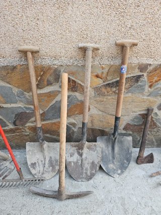 Palas de obra, picos, mazas macheta...
