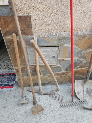 Palas de obra, picos, mazas macheta...