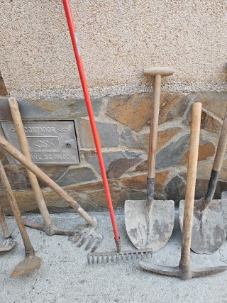 Palas de obra, picos, mazas macheta...