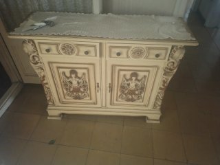 Mueble recibidor madera beige y dorado