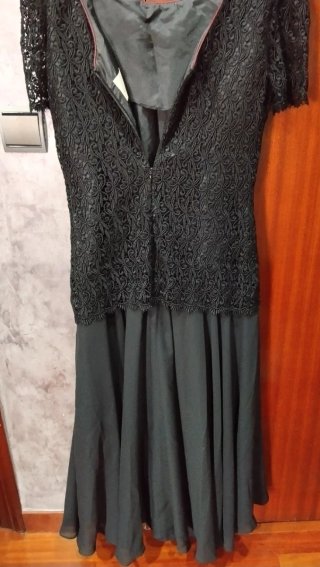 Elegante vestido negro talla 4O