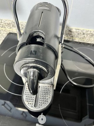 Cafetera Nespresso Negra y Blanca