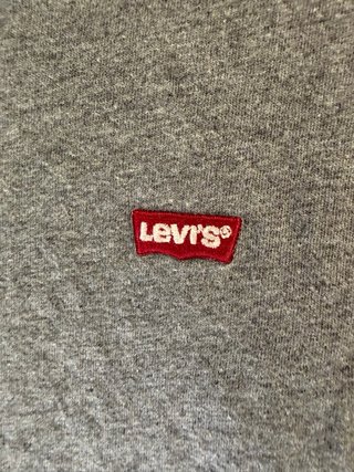 Camiseta Levi's Gris Logo Rojo Talla S