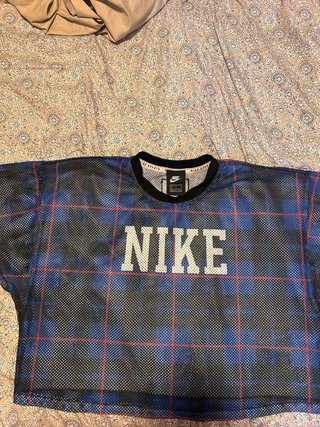Camiseta Nike con agujeros