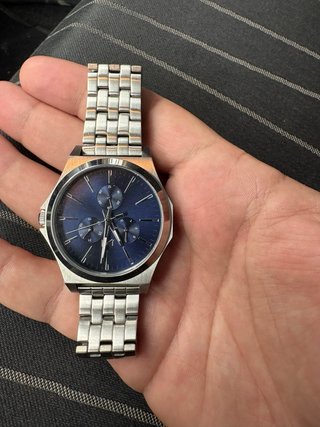 Reloj  plateado y azul