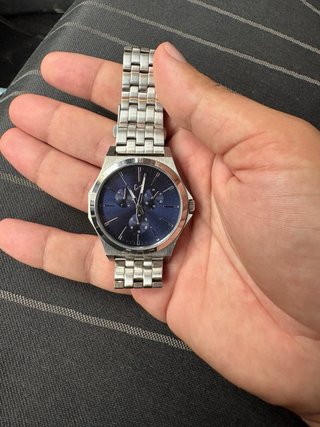 Reloj  plateado y azul