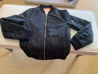 Cazadora bomber negra