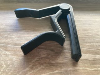 Cejilla y afinador para guitarra