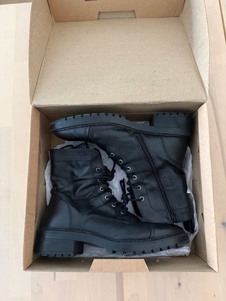 Botines moteros Zara de piel negra, talla 39