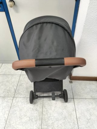 Carrito de bebé gris