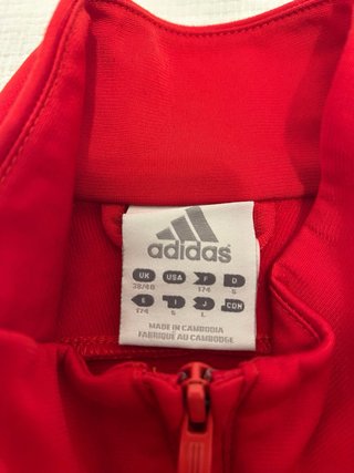 Chaqueta deportiva Adidas roja y negra