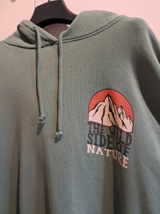 Sudadera verde con estampado de montaña