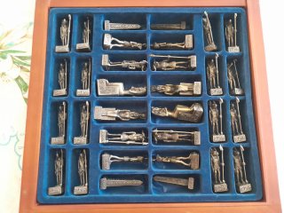 Ajedrez histórico de bronce
