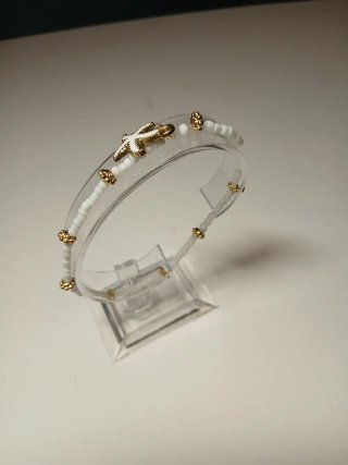 Pulsera blanca con abalorios dorados y estrella