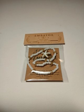 Pulsera blanca con abalorios dorados y estrella