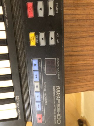 Teclado Yamaha PSS-100 con cable