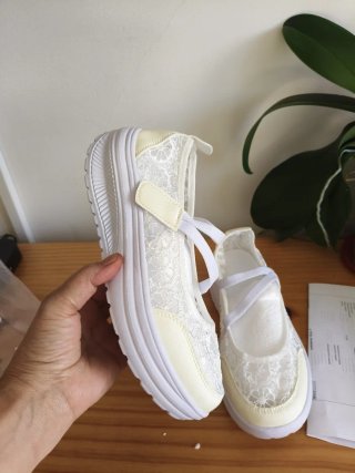 Zapatos blancos cómodos con encaje
