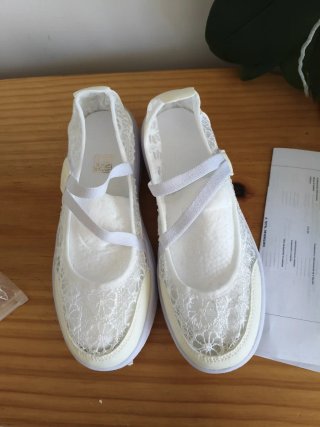 Zapatos blancos cómodos con encaje