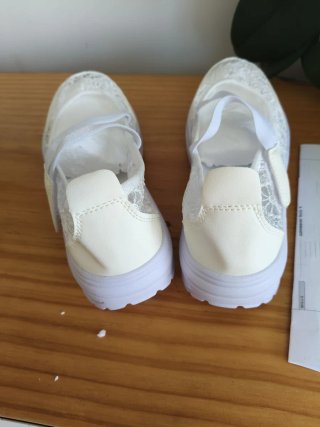Zapatos blancos cómodos con encaje