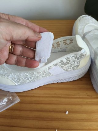 Zapatos blancos cómodos con encaje