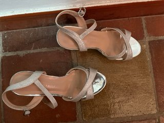 Tacones plateados talla 35