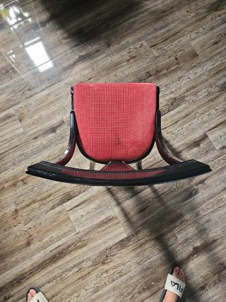 Sillas Negras con Asiento Rojo