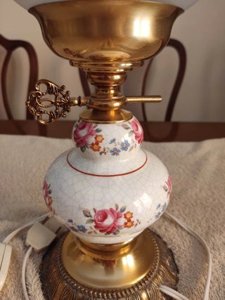 Lámpara de mesa estilo quinqué
