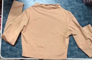 Camiseta beige cuello alto manga larga