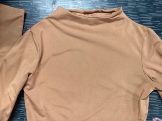 Camiseta beige cuello alto manga larga